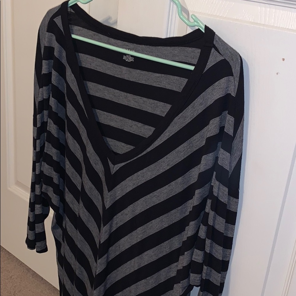 🌻Black and Gray V-Neck Tunic🌻